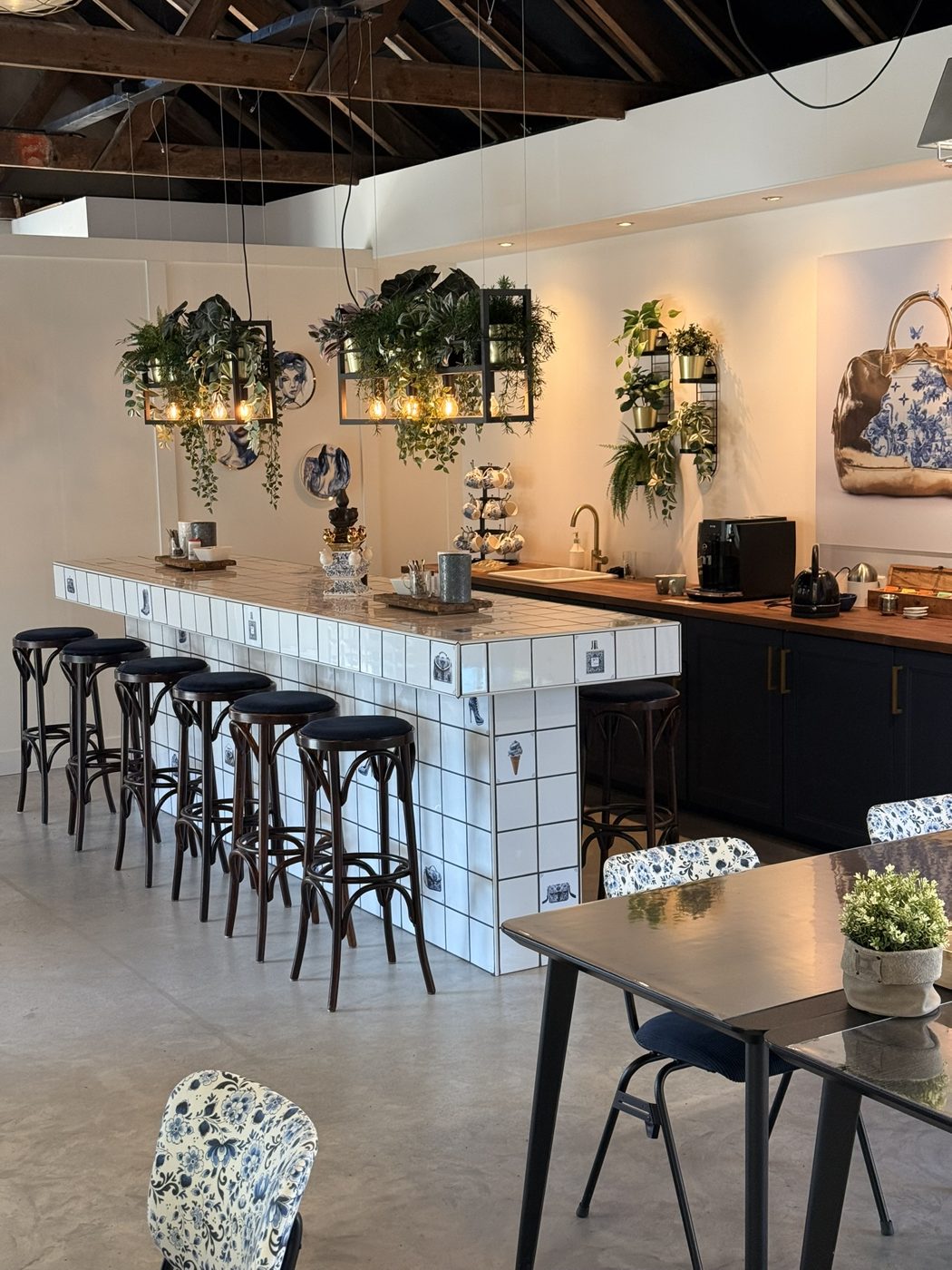 De bar met koffie en thee in het atelier van ddbags